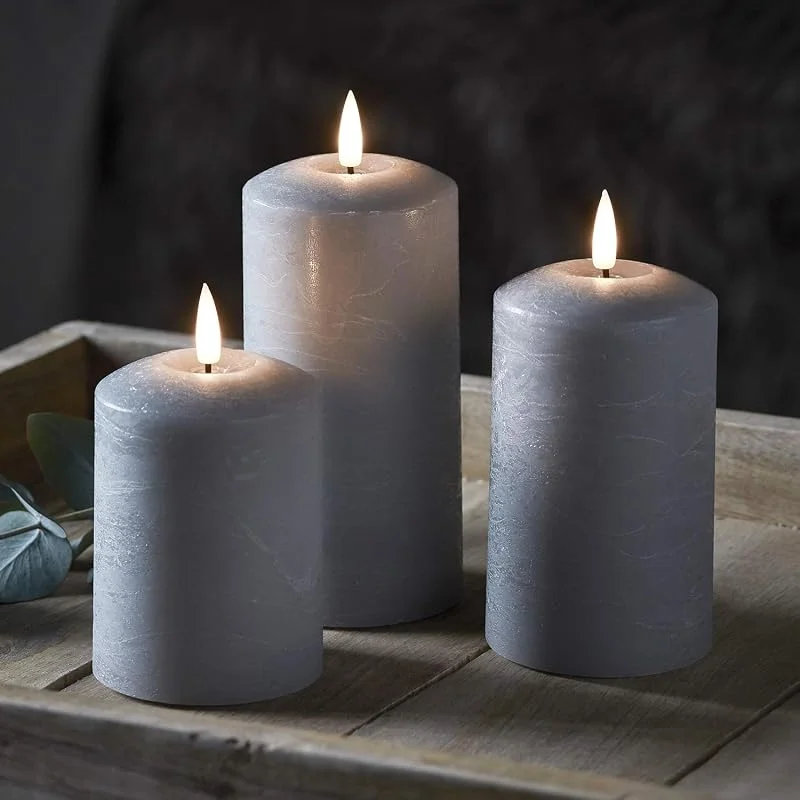 Visita la tienda de Lights4fun Lights4fun TruGlow® Conjunto de 3 Velas LED Sin Llama a Pilas en Cera Gris y Llama Parpadeante y Control Remoto — Cena a la luz de velas