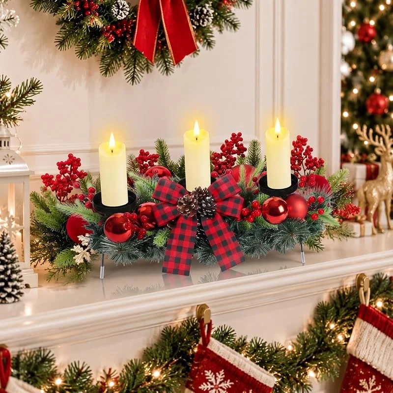 meekoo Centro de mesa de Navidad con 3 portavelas, 3 velas LED, 1 cadena de luces de Navidad, triple candelabro rojo, búfalo, lazo, bayas, con 3 portavelas para mesas y decoración del hogar — Cena a la luz de velas