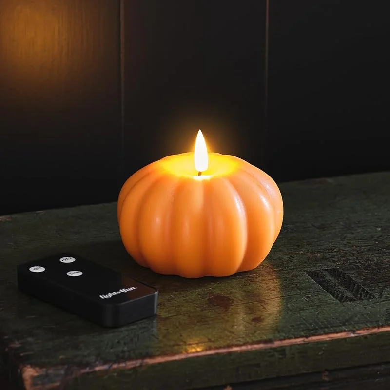 Visita la tienda de Lights4fun Lights4fun TruGlow® Vela LED en Forma de Calabaza con Llama Parpadeante en Cera Naranja Real a Pilas con Temporizador y Control Remoto Decoración Interior de Otoño y Halloween — Cena a la luz de velas