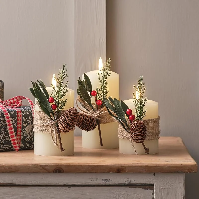 Visita la tienda de Lights4fun Lights4fun TruGlow® Juego de 3 Velas Sin Llama a LED Blanco Calido a Pilas en Cera Real Adornado con Follaje Invernal con Temporizador y Mando a Distancia Decoración Navideña — Luces Navidad