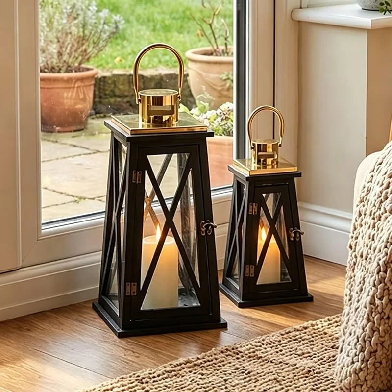 TRIROCKS Set de 2 Faroles de Madera Estilo Granja 55 cm y 40 cm Altos, Soportes Colgantes de Vela Metálicos con Vidrio Transparente para Navidad, Bodas y Decoración Exterior (Negro Trapezoidal) — Cena a la luz de velas