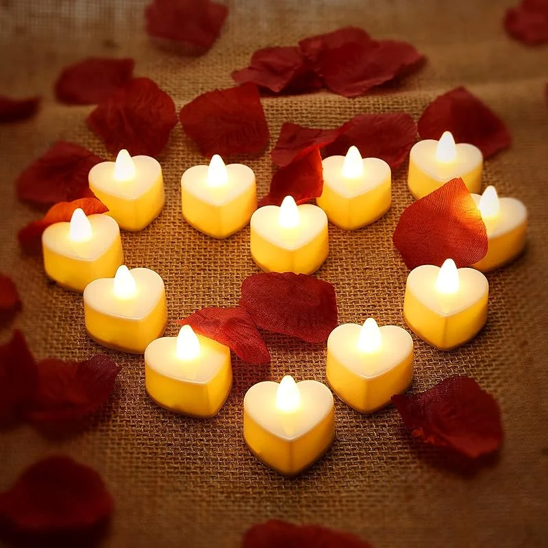 Mudder 12 Velas de Té LED Formas de Corazón Velas LED de Amor con 200 Pétalos de Rosa de Seda Pétalos Artificiales de Dispersión de Niña para Día de San Valentín (Pétalo Rojo Oscuro, Luz Amarilla) — Cena a la luz de velas