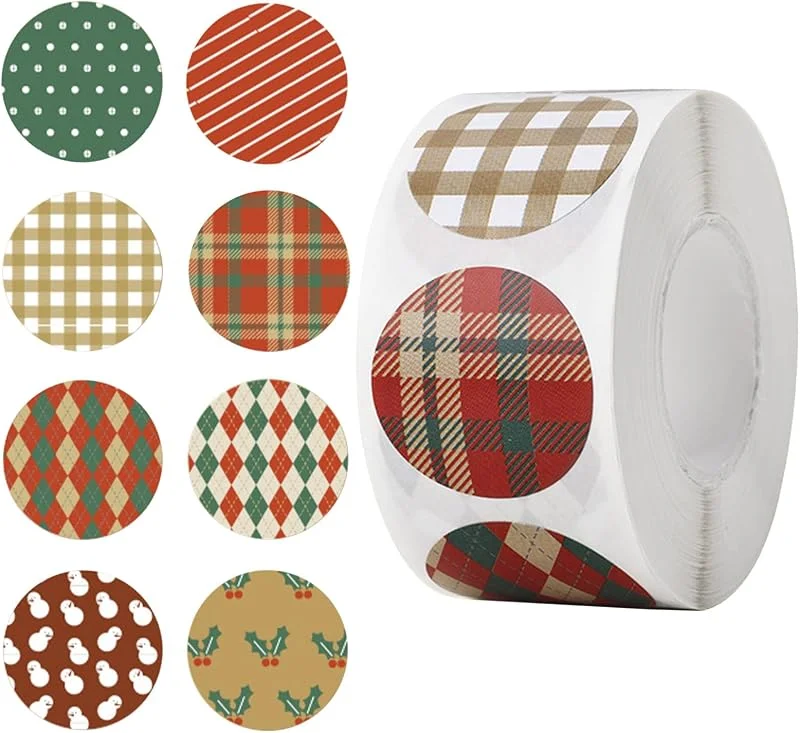 Mtbricey 500 Piezas Pegatinas Navideñas Redondas Papel Etiquetas Adhesivas de Navidad Redondas Cuadros Rollos de Pegatinas de Navidad para Regalos Tarjetas de Felicitación Cajas Bolsas Embalaje Sobres Fiesta — Envoltorio regalo