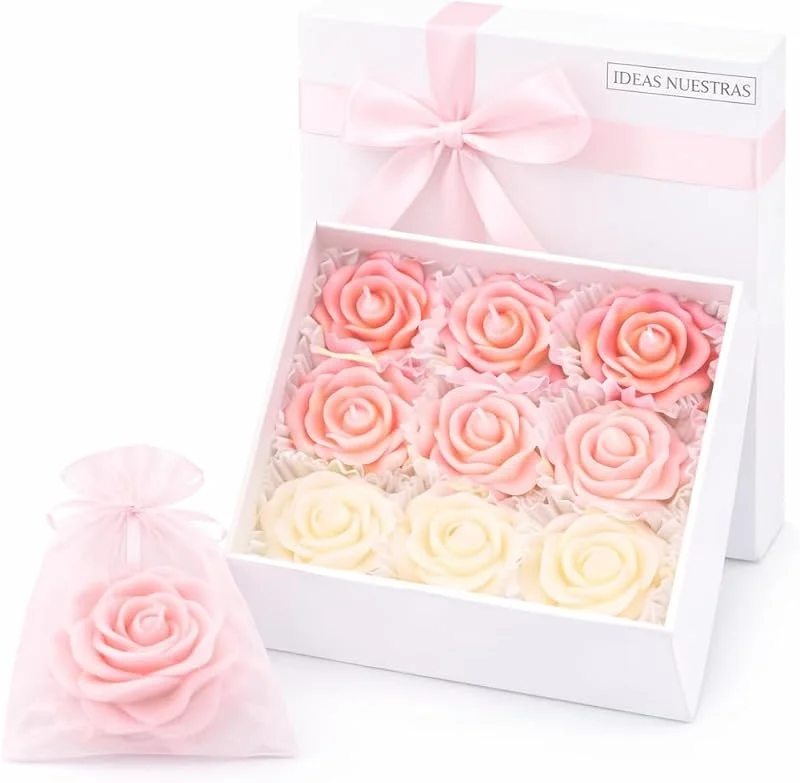 Visita la tienda de IDEAS NUESTRAS Velas Aromáticas en Forma de Rosa, Pack 9 – Velas Perfumadas Decorativas para Regalo Mujer, Día Madre, Boda y Comunión – Caja Regalo con Bolsitas de Organza – Ideas Nuestras® — Cena a la luz de velas