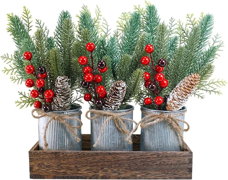 Winlyn Centro de mesa de Navidad rústico con 3 macetas galvanizadas con pino artificial, cedro, bayas rojas, piña nevada, arreglo de Navidad, decoración de mesa para vacaciones, hogar, cocina, mantel — Decoracion Navidad